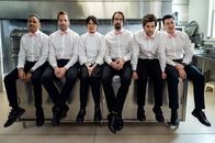 Party Down – (v.l.n.r.) Sackson (Tyrel Jackson Williams); Kyle Bradway (Ryan Hansen); Lucy Dang (Zoë Chao); Roman DeBeers (Martin Starr); Henry Pollard (Adam Scott); Ron Donald (Ken Marino)
