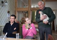 Fuchs und Gans – Tierfreund Urban Fuchs (Peter Bongartz, rechts) muss das reiche Huhn Charlotte vor zahlreichen Anschlägen der Erbschleicher schützen. Und Stefan Fuchs (Tobias van Dieken, links) und Emily Gans (Mira Bartuschek) haben den Verdacht, dass der Tod der Gräfin keine natürliche Ursache hatte.