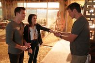 The Rookie – Henry (Zayne Emory, l.) und Abigail (Madeleine Coghlan, M.) verkünden John Nolan (Nathan Fillion, r.), dass sie sich verlobt haben.