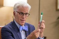 The Good Place – Versucht, Chidi bei einer wichtigen Entscheidung zu helfen: Michael (Ted Danson) ...