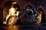 Ghost Rider – Das ist nennt man wohl eine heiße Maschine! Sein neuer Arbeitgeber, der Teufel, stattet Johnny Blaze mit ein paar netten Accessoires aus ...