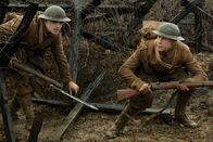 1917 – Zu zweit auf gefährlicher Mission, l-r: Dean-Charles Chapman als Lance Corporal Tom Blake, George MacKay als Lance Corporal William Schofield