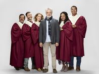 Perfect Harmony – v.l.n.r.) Reverend Jax (Rizwan Manji); Wayne (Will Greenberg); Ginny (Anna Camp); Arthur Cochran (Bradley Whitford); Adams Adams (Tymberlee Hill); Dwayne (Geno Segers)