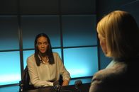 SOKO Stuttgart – Martina Seiffert (Astrid M. Fünderich, r.) bezweifelt das Geständnis, das Luise Bergmann (Anita Olatunji, l.) soeben abgelegt hat. Die Ermittlerin lässt nicht locker und will jedes Detail der Tat erfahren.