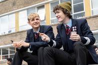 Alex Rider – Alex Rider (Otto Farrant, l.) und Tom Harris (Brenock O'Connor, r.) genießen es, wieder Zeit miteinander zu verbringen. Doch die Euphorie hält nicht lange an.