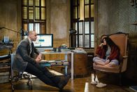 Elementary – Als Shinwell Ziel einer Schießerei wird, die eine Verbindung zwischen ihm und einem ungelösten Mord offenbart, werden Holmes (Jonny Lee Miller, l.) und Watson (Lucy Liu, r.) plötzlich äußerst misstrauisch ihm gegenüber ...