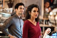 Baghdad in My Shadow – Finden im Café Abu Nawas eine zweite Heimat: Waseem Abbas als Muhanad, Zahraa Ghandour als Amal.