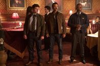 Navy CIS: Origins – Special Agent Bernard Randolf (Caleb Foote, l.); Special Agent Mike Franks (Kyle Schmid, Mitte)
