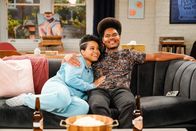 Call Me Kat – Randi (Kyla Pratt, l.); Carter (Julian Gant, r.)