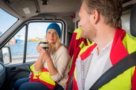 Praxis mit Meerblick – Ein gutes Team: die „Ärztin ohne Doktortitel“ Nora Kaminski (Tanja Wedhorn) und der Rettungssanitäter Lars Hinrichs (Bo Hansen).