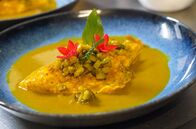 Küchen der Welt – Das Gericht vereint frischen Fisch mit der aromatischen Colombo-Gewürzmischung und kreolischen Zutaten und symbolisiert die kulturelle Vielfalt der Insel.