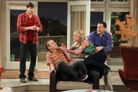 Two and a Half Men – Als Jake (Angus T. Jones, 2.v.l.) seine Freundin (Jaime Pressly, 2.v.r.) mit deren Tochter betrügt, geraten Walden (Ashton Kutcher, l.) und Alan (Jon Cryer, r.) zwischen die Fronten ...