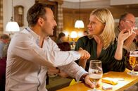 Mord mit Aussicht – Flirt mit Folgen: Sophie Haas (Caroline Peters, r.) lernt im Gasthof Aubach Golflehrer Gerard (Robert Schupp, l.) kennen.