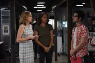 Ghosted – (v.l.n.r.) Captain Ava Lafrey (Ally Walker); Annie (Amber Stevens West); Max Jennifer (Adam Scott)