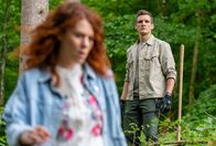 Sturm der Liebe – Fanny (Johanna Graen, l.) ärgert sich, weil sie sich von Marlon (Frederik Bott, r.) nicht ernst genommen fühlt.
