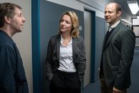 Der Samstagskrimi: Wilsberg – Ekki (Oliver Korittke, l.) mutmaßt mit seiner Kollegin Nora Blum (Friederike Linke, M.) und dem IT-Verantwortlichen Dirk Altmann (Moritz Führmann, r.), warum sie von Grabowski zu einer gemeinsamen Besprechung gerufen wurden.