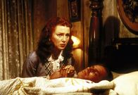 Der weiße Sohn der Sioux – Tally (Susan Morrow, l.) pflegt den verwundeten Warbonnet (Charlton Heston, r.) ...