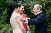Fleabag – Claire (Sian Clifford, l.), Fleabag (Phoebe Waller-Bridge) und Dad (Bill Paterson)