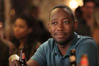 New Girl – Als Schmidt und Coach anfangen von ihren angeblichen Astrahlkörpern zu schwärmen, trifft Winston (Lamorne Morris) eine Entscheidung ...