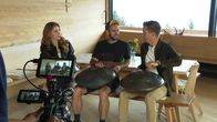 2 in Tirol - Heimat neu entdecken – Victoria Swarovski, Oliver Polzer (r.), Manu Delago bei den Dreharbeiten auf der Umbrüggler Alm.