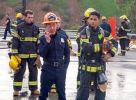 9-1-1 Notruf L.A. – Howie 'Chimney' Han (Kenneth Choi, m.) und Ravi Panikkar (Anirudh Pisharody, r.)