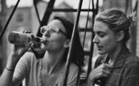 Frances Ha – Sophie (Mickey Sumner, l.) und Frances (Greta Gerwig, r.)