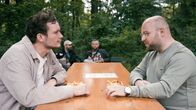 Die Gewählten – Jan Kawelke (li.) im Gespräch mit Markus Frohnmaier (re.): Wie begründet er die Position seiner Partei? Und seine eigenen Verwicklungen in die russische Politik?