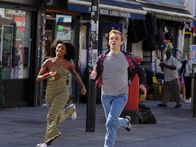 You & Me – Ben (Harry Lawtey) und Jess (Sophia Brown) rennen zufällig nebeneinanderher, um den Bus zu bekommen.