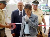 Polizeiruf 110 – NDR Fernsehen POLIZEIRUF 110, "Gefährliches Vertrauen" Uhr. Wilfried Rausch (Florian Martens, 2. v. l.) hat auf seiner Baustelle eine Tote gefunden. Katrin Schubert ( Anja Franke, vorne) und Dorfpolizist Krause (Horst Krause, r.) nehmen den Fall auf.