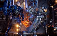 Pacific Rim – Gemeinsam einen Jaeger-Roboter zu steuern, heißt für Raleigh (Charlie Hunnam, l.) und Mako (Rinko Kikuchi, r.), ihre Gedanken im sogenannten "Drift" zusammen zu koppeln ...