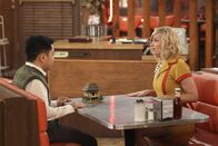 2 Broke Girls – Wie wird Han Lee (Matthew Moy, l.) reagieren, wenn Caroline (Beth Behrs, r.) ihm beichtet, dass sie beim Säubern des Aquariums etwas zu sorgfältig war?