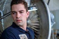 Mayday - Alarm im Cockpit – Brantford, Ontario, Kanada - Ermittler Echeverri (gespielt von Isaiah Kolundzic) sieht sich die Beweise an, um die Ursache des Absturzes von Aires-Flug 8250 zu ermitteln.(Cineflix 2019/Darren Goldstein)