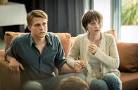 Haus aus Glas – Felix (Merlin Rose) kann Emily (Sarah Mahita) als Einziger beruhigen.