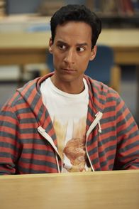 Community – Abed (Danny Pudi), Annie und Dean Pelton wandern auf Spuren des ersten Deans des Colleges ...