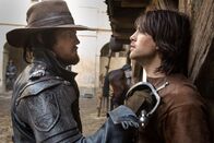 Die Musketiere – Athos (Tom Burke, l.); D'Artagnan (Luke Pasqualino, r.) )