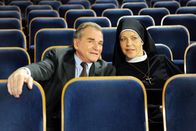 Um Himmels Willen – Staffel 10: Hanna und Wöller staunen (v.li.: Fritz Wepper, Janina Hartwig).