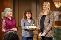 Mom – (v.l.n.r.) Marjorie (Mimi Kennedy); Wendy (Beth Hall); Tammy (Kristen Johnston)