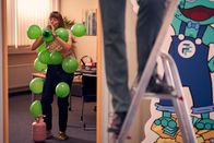 Ruby – Anstatt die Ballons aufzuhängen, klebt sich Ruby (Anna Böger) die Ballons lieber an ihren Körper.