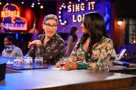 Call Me Kat – Kat (Mayim Bialik, l.); Randi (Kyla Pratt, r.)
