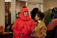 How I Met Your Mother – Als Randy (Will Forte, l.) auf einer Halloweenparty Lily (Alyson Hannigan, r.) nach Robin fragt, kommt diese gleich auf dumme Gedanken ...