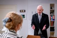 Sturm der Liebe – Katja (Isabell Stern, l.) ist gefordert, als Alfons (Sepp Schauer, r.) ein generelles Respekt-Problem am Fürstenhof konstatiert.