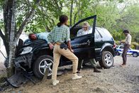 Deadly Tropics – Mélissa Sainte-Rose (Sonia Rolland, l.), Philippe Dorian (Valentin Papoudof, M.) und Aurélien Charlery (Julien Beramis, r.) befinden sich an einem neuen Tatort. Ein Mann liegt tot auf einem Auto. Es soll nach einem tragischen Unfall aussehen, doch Philippe geht von einem Mordfall aus.