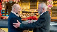 Nimm Du ihn – L-R: Dietrich (Simon Schwarz) bekommt von Vater Xaver (Branko Samarovski) gezeigt, wie man schießt.