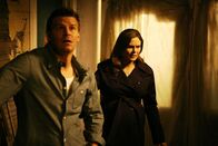 Bones - Die Knochenjägerin – L-R: Seeley Booth (David Boreanaz) und Temperance Brennan (Emily Deschanel)