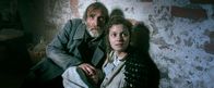 Irgendwer – Greta (Fabienne Haller) und ihr Vater Gerd (Jochen Nickel) verstecken sich im Keller.
