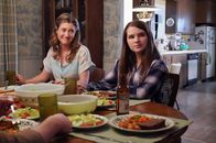 Young Sheldon – Mary Cooper (Zoe Perry, l.); Missy Cooper (Raegan Revord, r.)