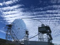 Verrückt nach Meer – Die Sternenwarte von La Palma. Unter Beteiligung internationaler Astrophysiker aus 19 Ländern und 60 Institutionen wurde seit 1984 das "Observatorio Astrofisico" errichtet - eine Sternwarte, die zu den weltweit am besten ausgerüsteten zählt. Renommierte Institute und Wissenschaftler bedienen an diesem Standort der Europäischen Nordsternwarte 15 Teleskope für Grundlagenforschung.