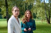 Rote Rosen – Amelie (Lara-Isabelle Rentinck, l.) und Carla (Maria Fuchs, r.) befürchten, dass Philip in einen Unfall verwickelt wurde.