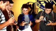American Pie – Kevin (Thomas Ian Nicholas, 2.v.r.) verteilt Kondompackungen an seine Freunde Oz (Chris Klein, l.), Finch (Eddie Kaye Thomas, 2.v.l.) und Jim (Jason Biggs, r.), um sie optimal auf ihren gemeinsamen Pakt vorzubereiten.