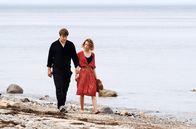 Roter Himmel – Leon (Thomas Schubert) lässt sich auf einen Spaziergang mit Nadja (Paula Beer) ein.